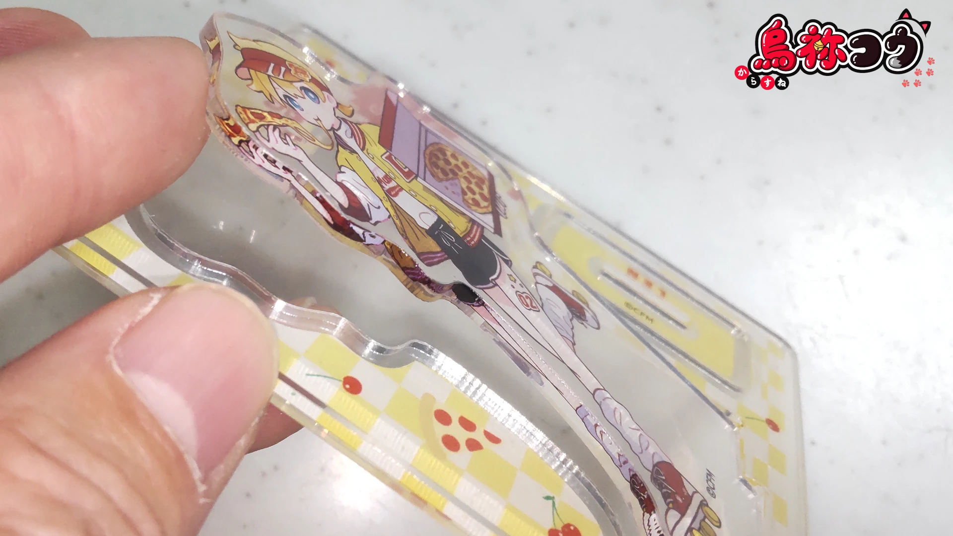 シナップス・ジャパンの初音ミクコラボ 第 3 弾の鏡音レン アクリルスタンドを剥がしているところです