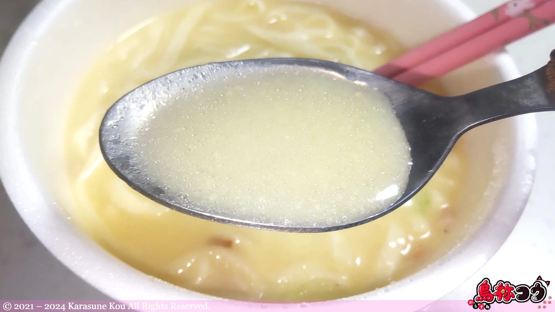 日清のどん兵衛 燻製ベーコンのカルボナーラうどんのスープです