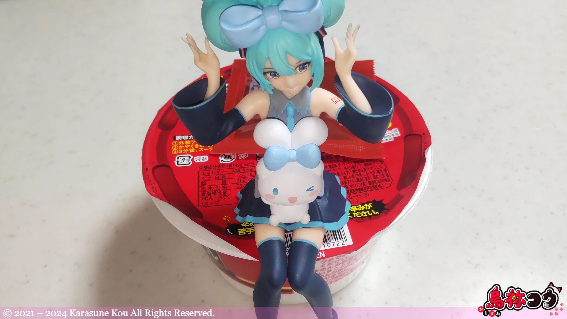 ペヤング 激辛ヌードルに初音ミクのフィギュアをストッパーとして置いたところです