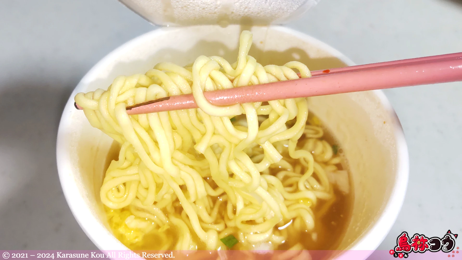 サッポロ一番のカップスター 九州あごだし醤油ラーメンを箸ですくっているところです