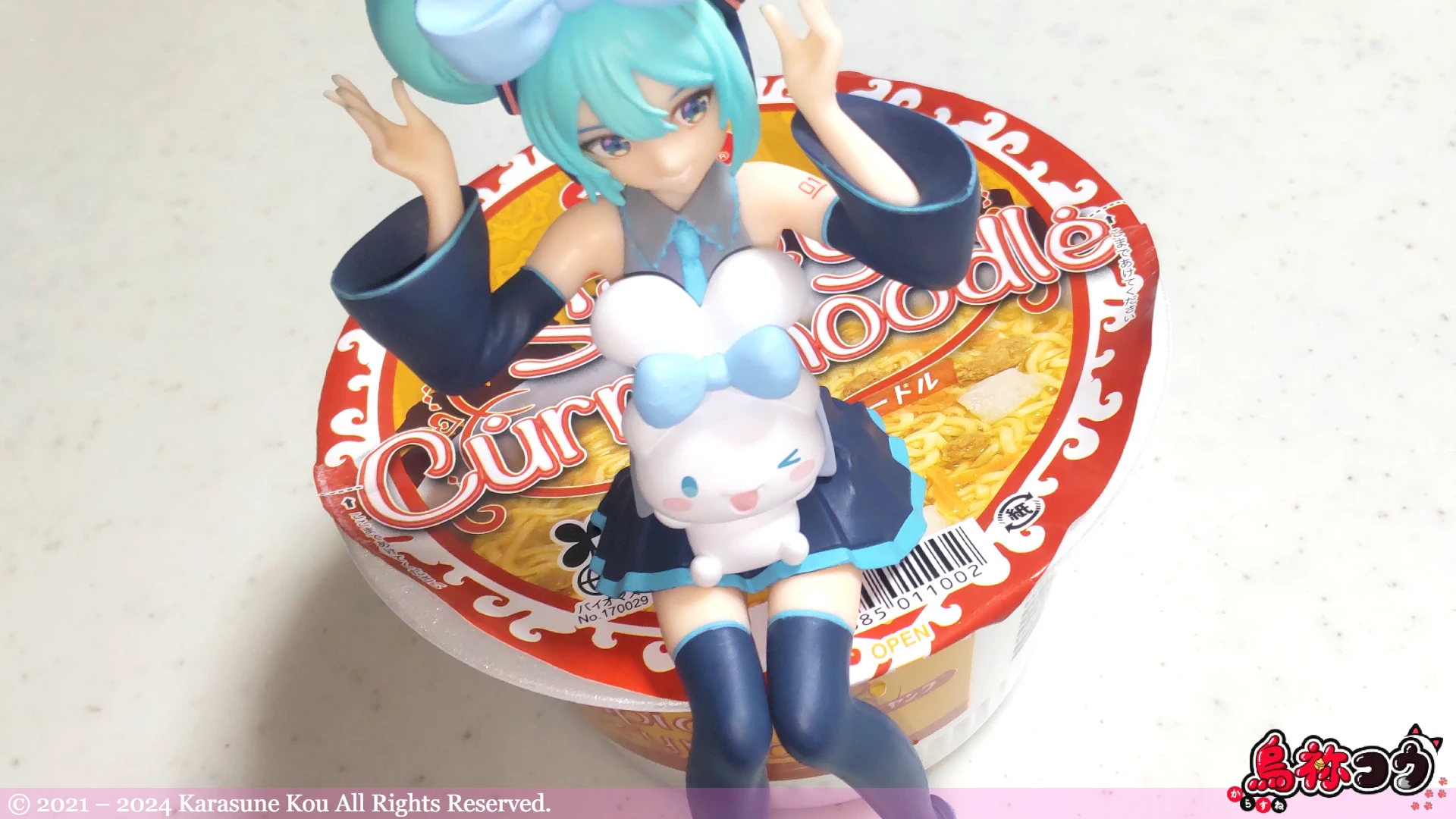 まるか食品のペヤング スパイシーカレーヌードルにぬーどるストッパーフィギュアの初音ミク & シナモロールを乗せたところです