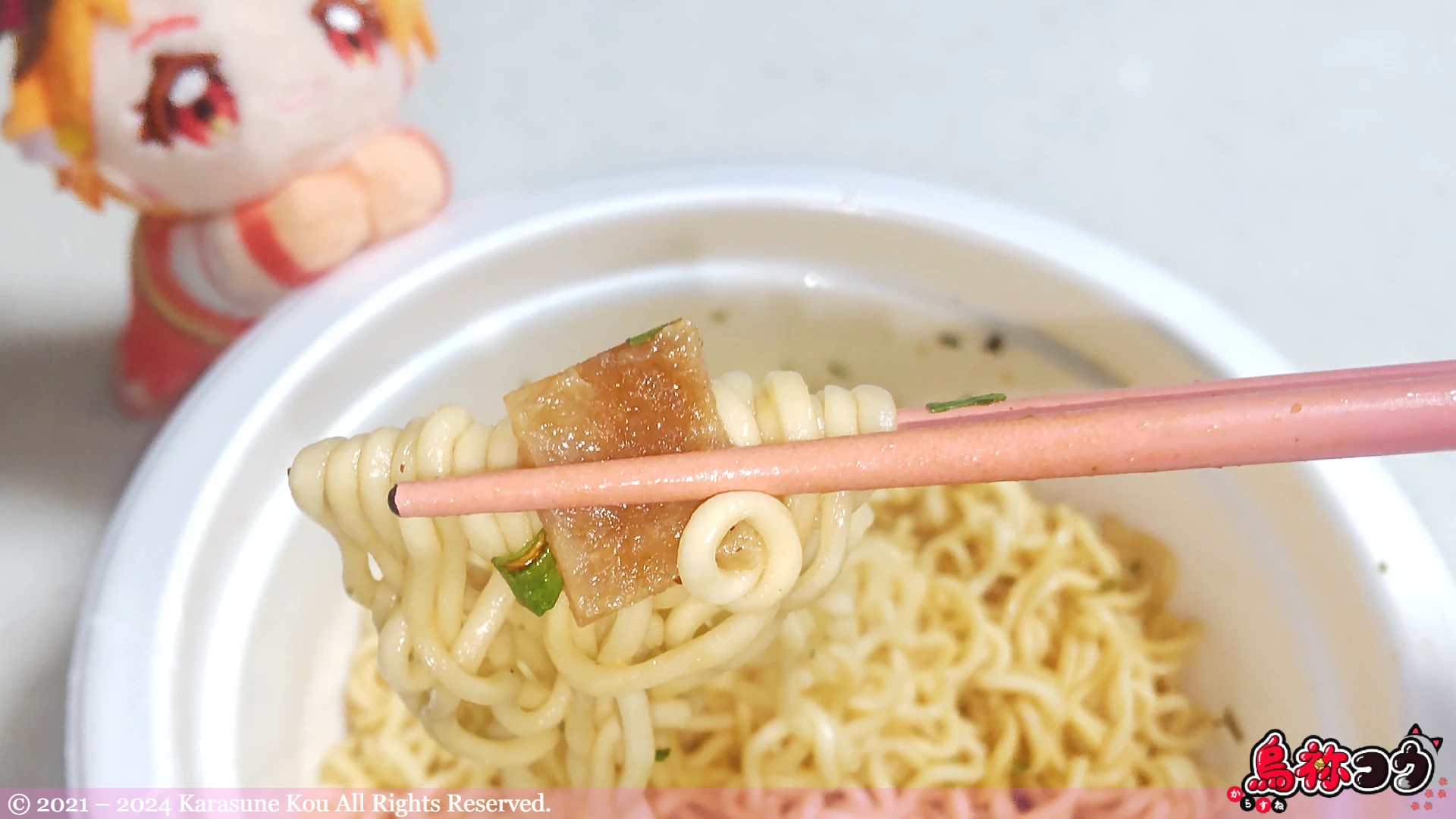 金ちゃんヌードル味焼きそばの麺を箸でとったところです