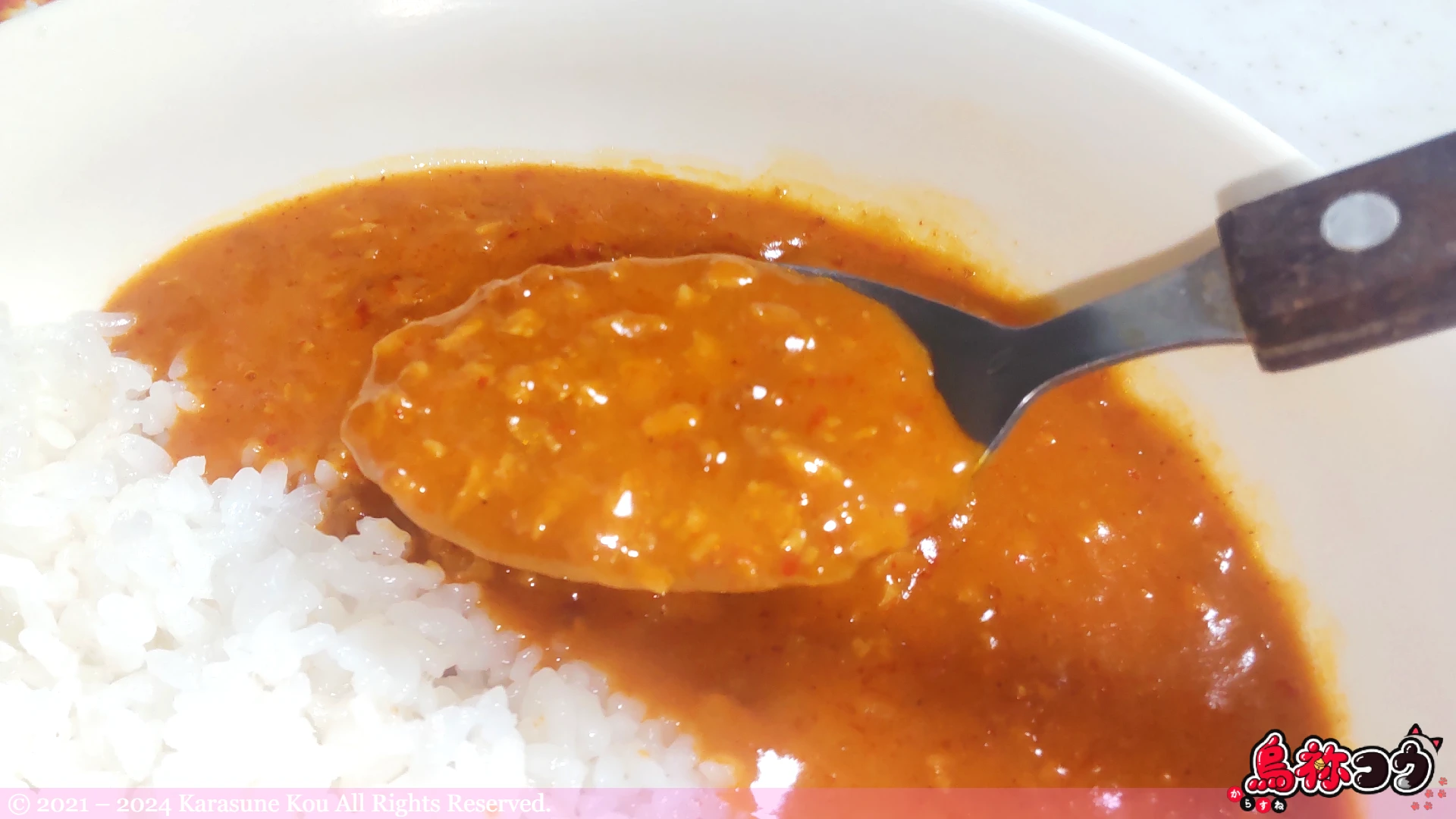 ハチ食品の本家 赤から台湾カレーをスプーンですくったところです