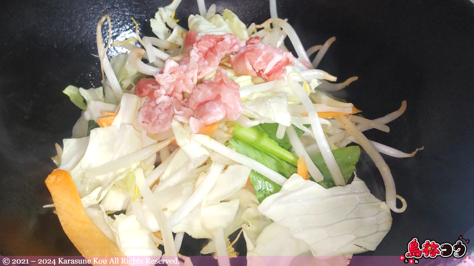 フライパンで野菜と肉を炒めているところです