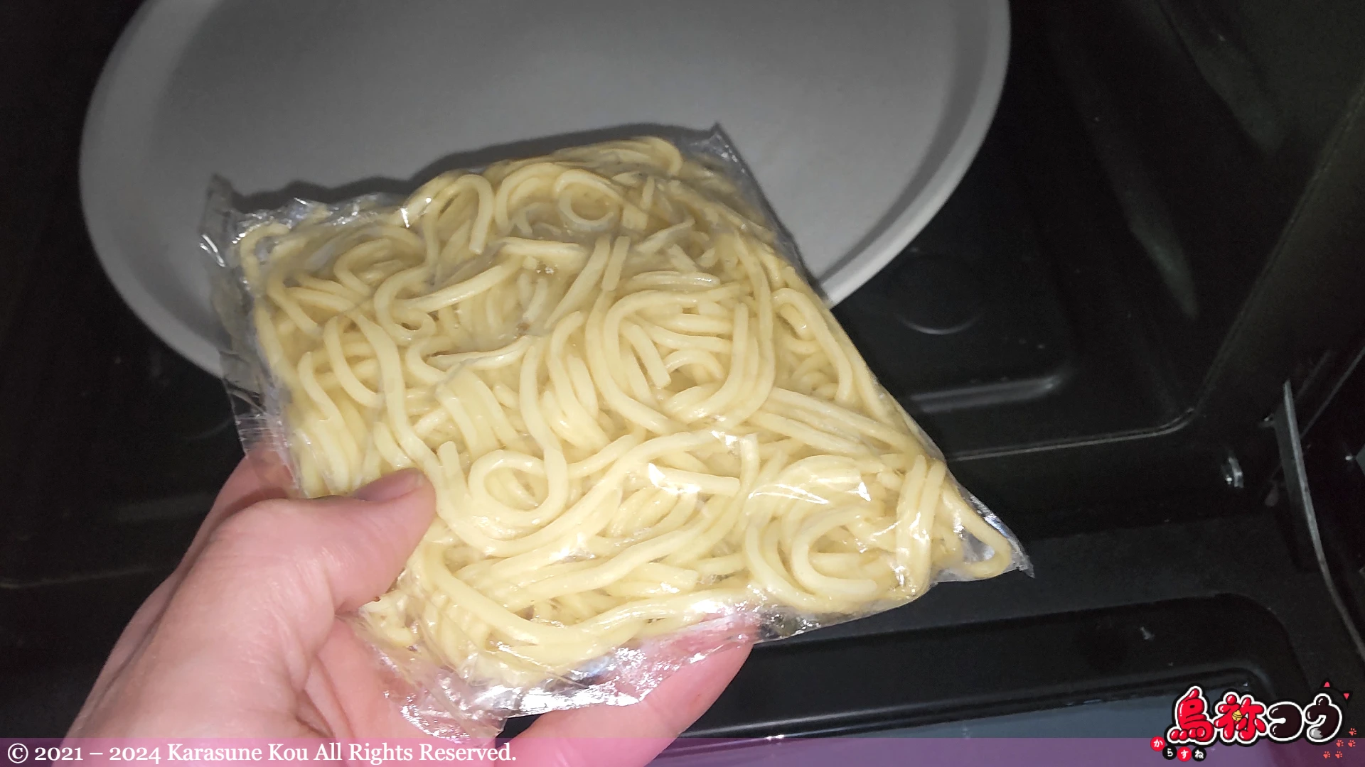 電子レンジで麺をチンしているところです