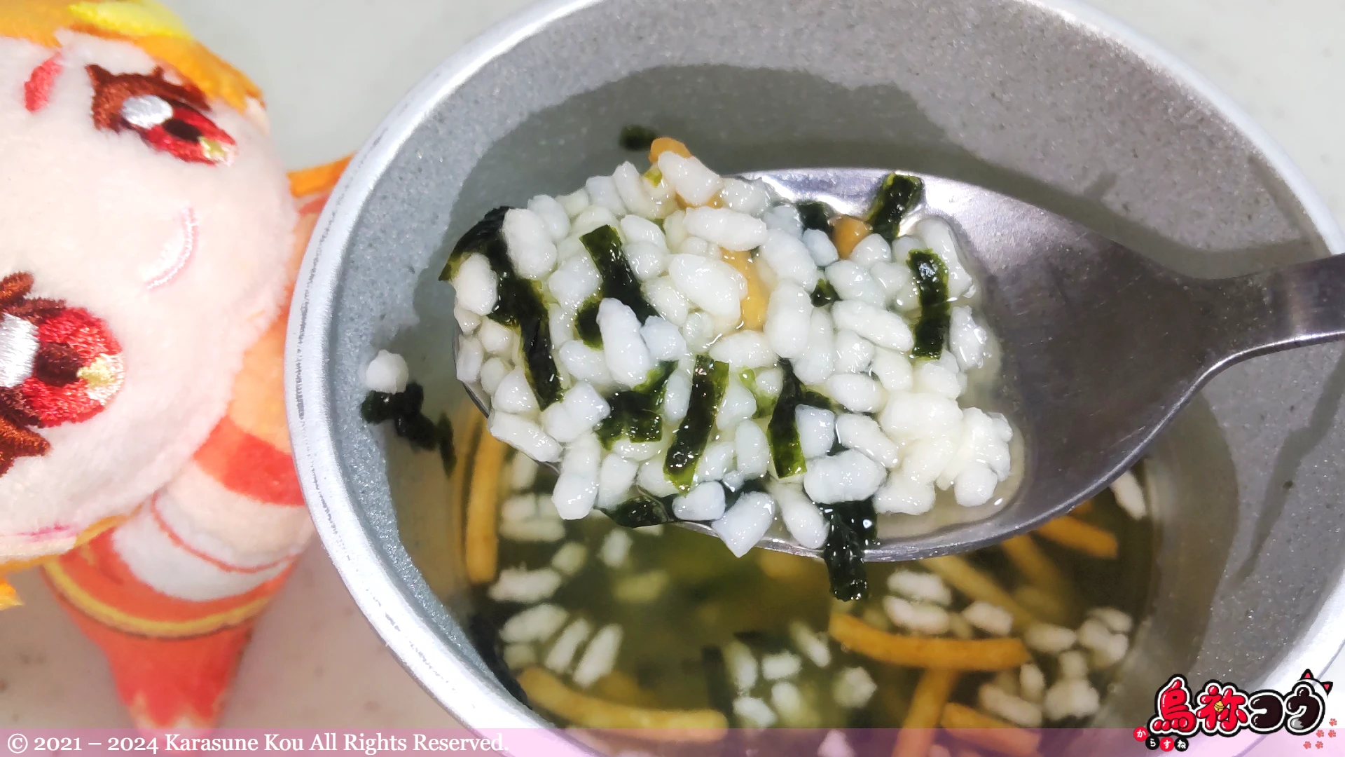 永谷園のカップ入りお茶づけ海苔をスプーンで食べているところです