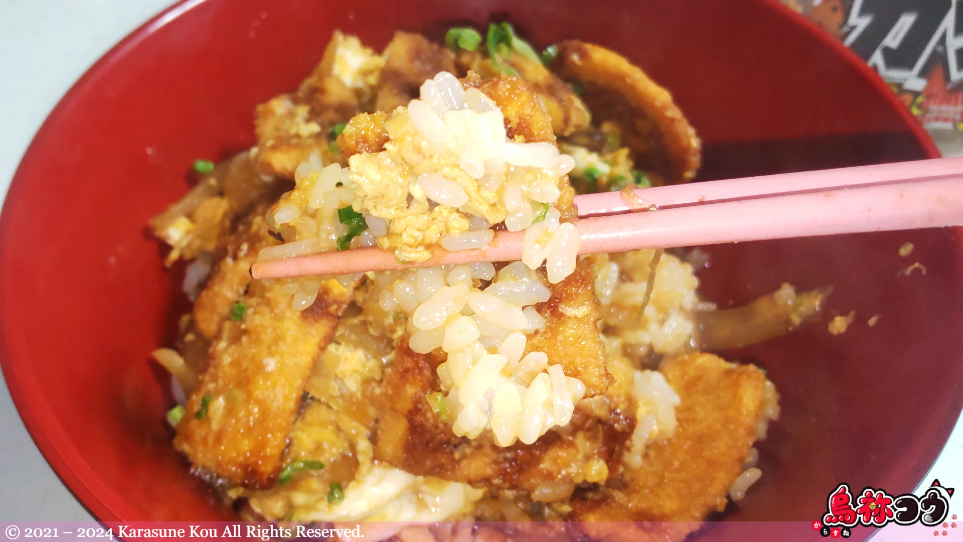 駄菓子ソースカツ丼を食べているところです