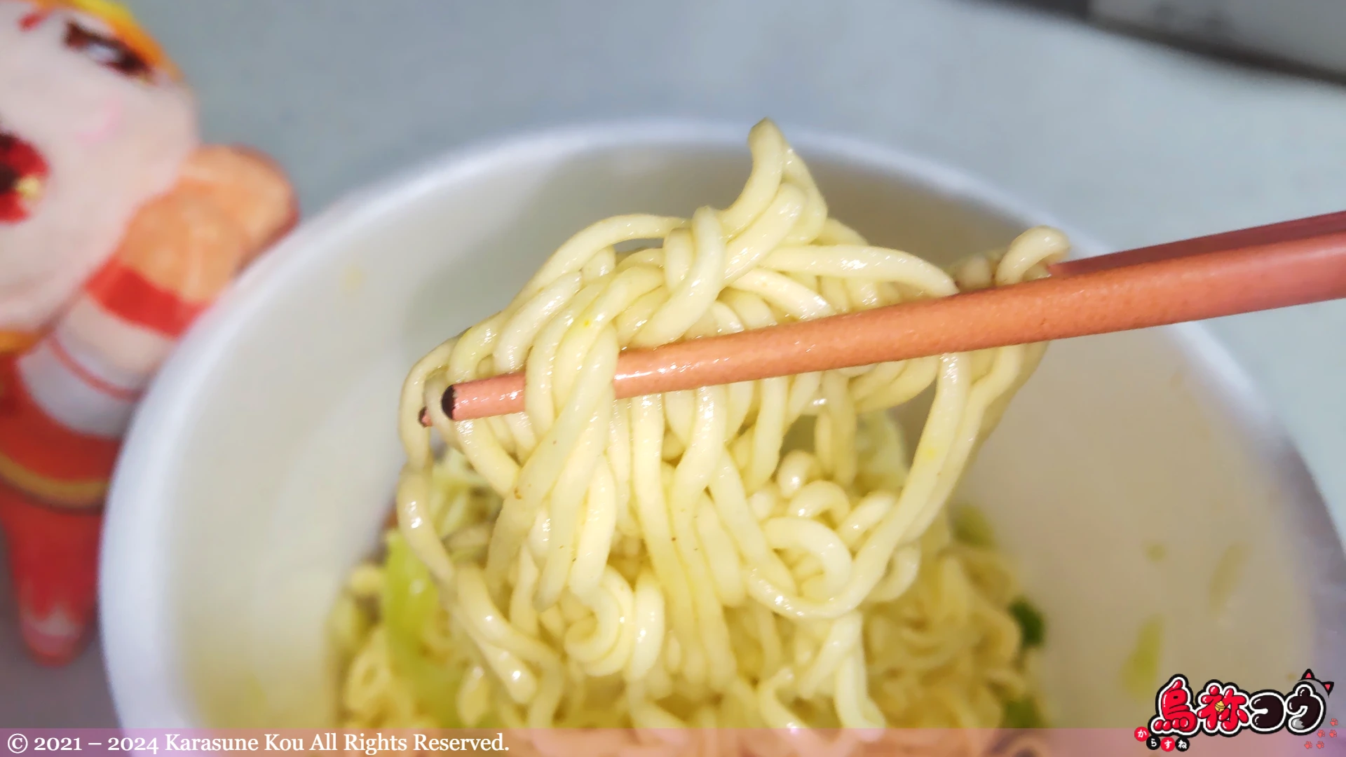 サッポロ一番 塩カルビ味焼そば フンドーキン青柚子こしょう風味を食べているところです