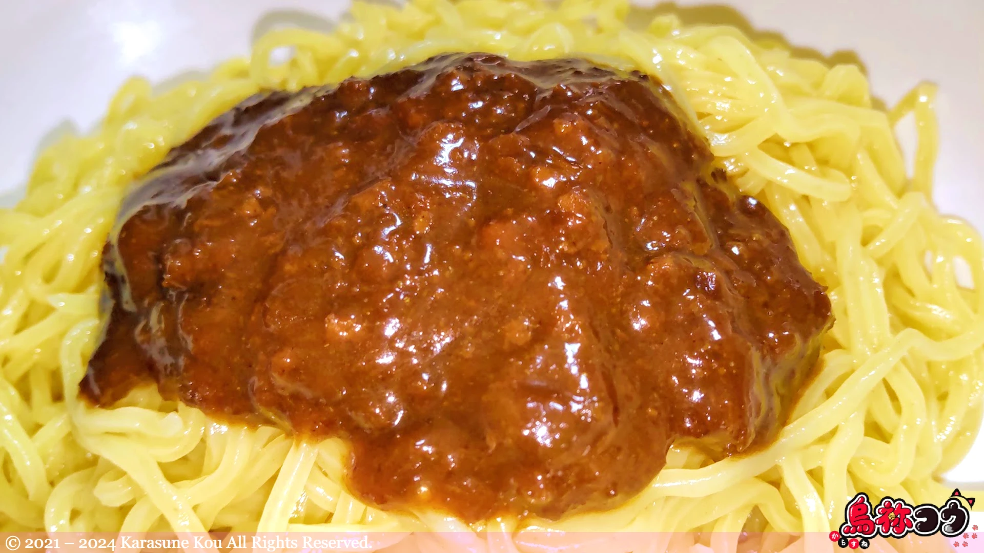 茹でた中華麺にゴーゴーカレー監修カレーまぜめんの素を乗せたところです