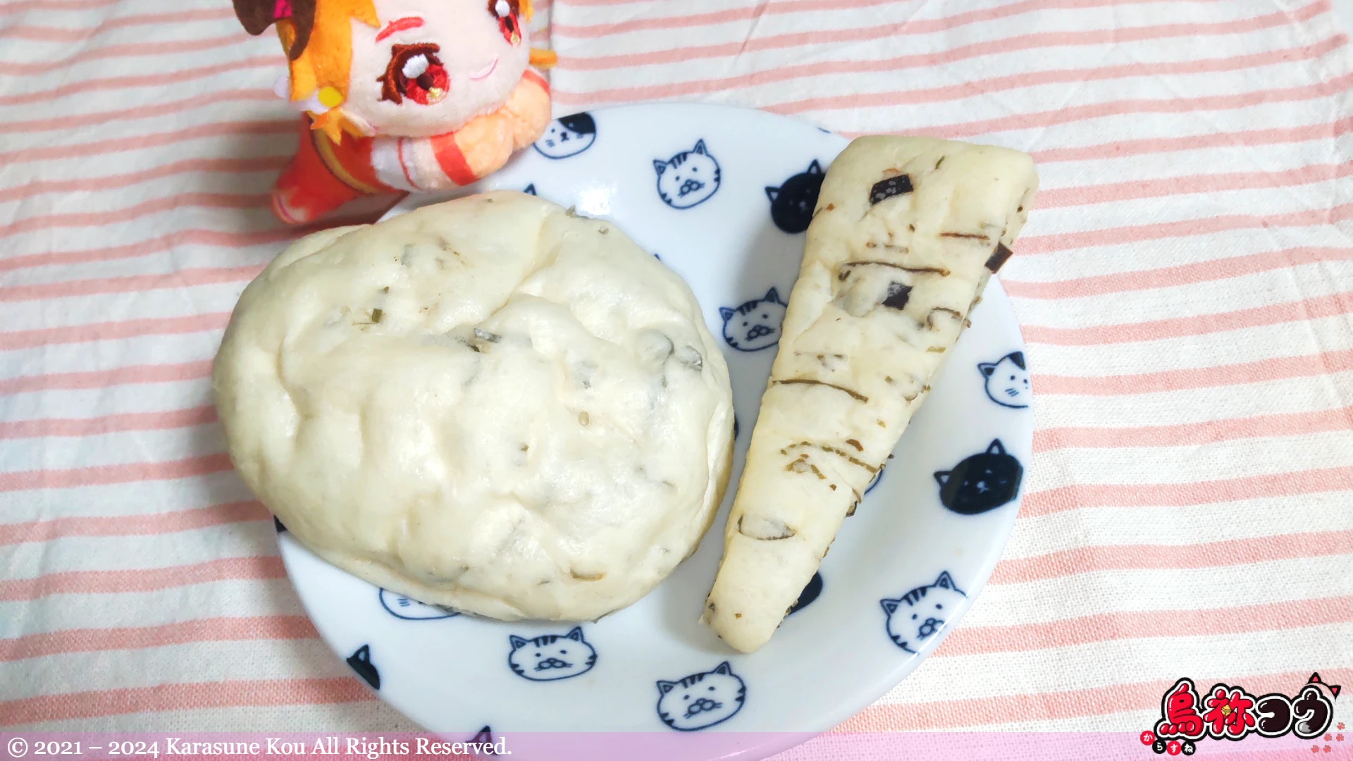 ヤマザキとさわや食品の昆布パンを皿に出したところです