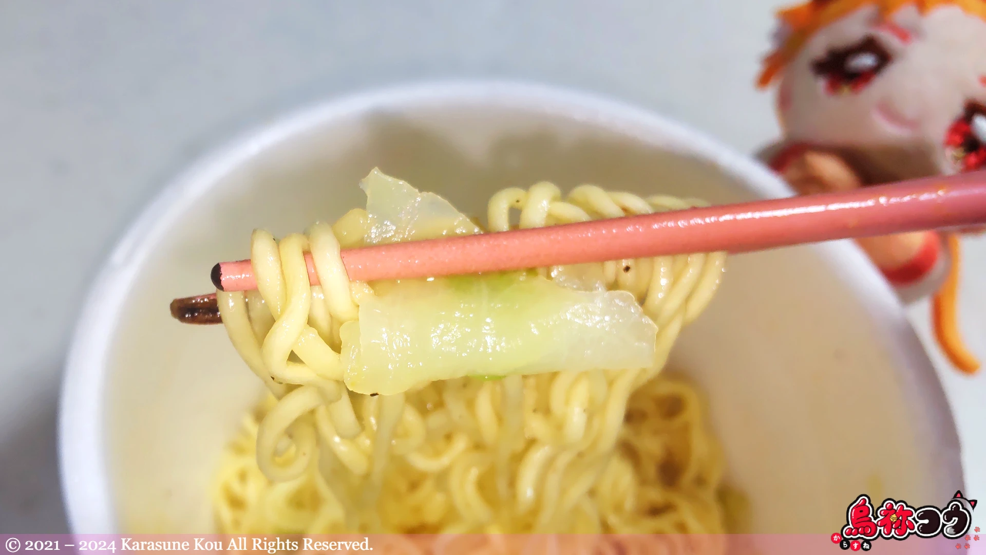 サッポロ一番 塩カルビ味焼そば 板前手造りポン酢風味ｗｐ食べているところです