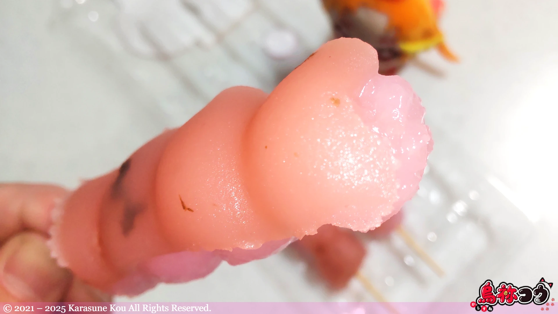 桜もち風味くし団子を食べるところです
