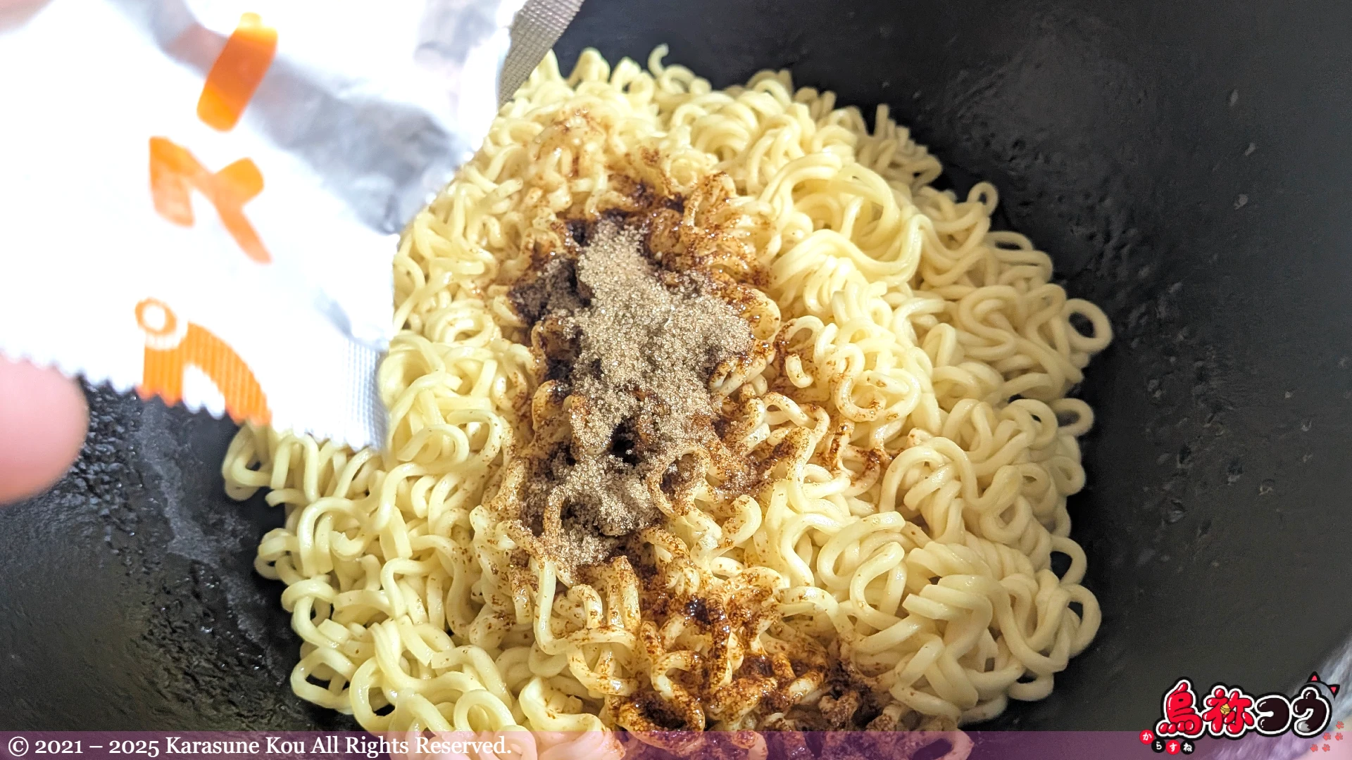 ビッグカツスペシャルソース味焼きそばの麺にスープを入れたところです