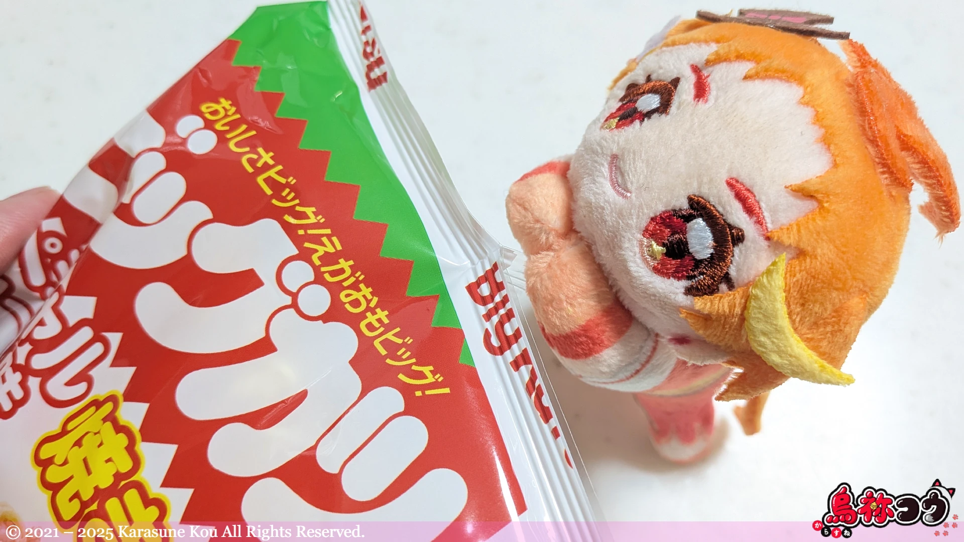ビッグカツスペシャルソース味焼きそばを開封しているところです