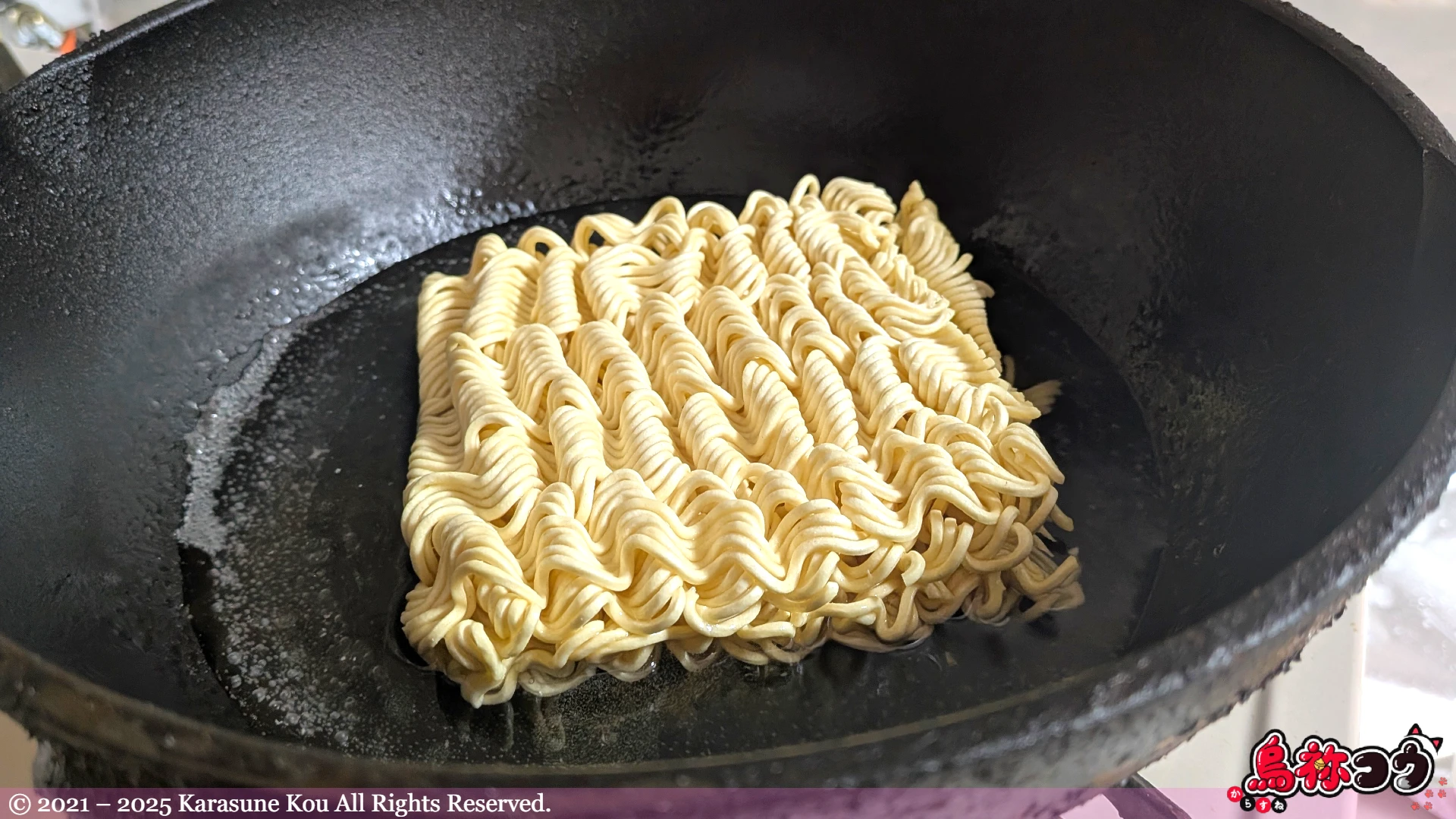 ビッグカツスペシャルソース味焼きそばを作っているところです