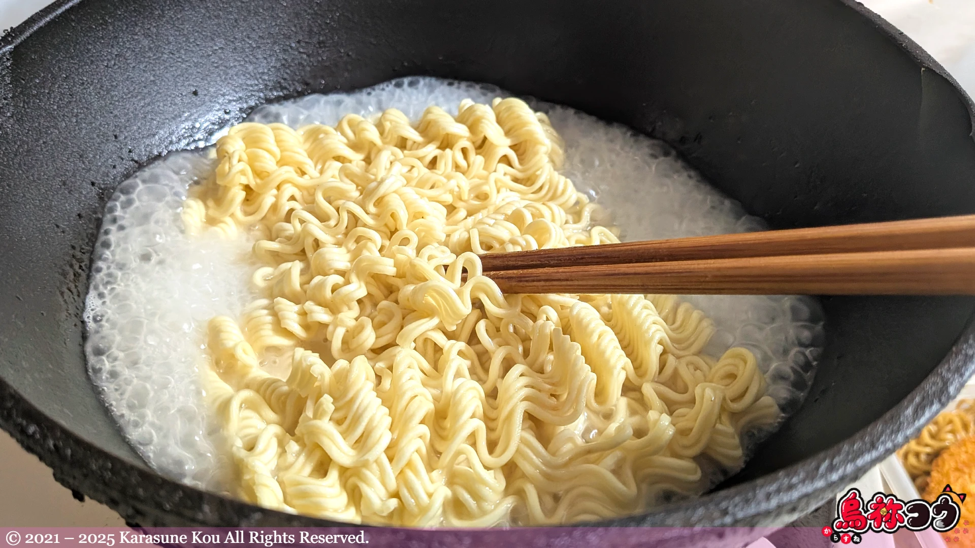 ビッグカツスペシャルソース味焼きそばの麺をほぐしているところです