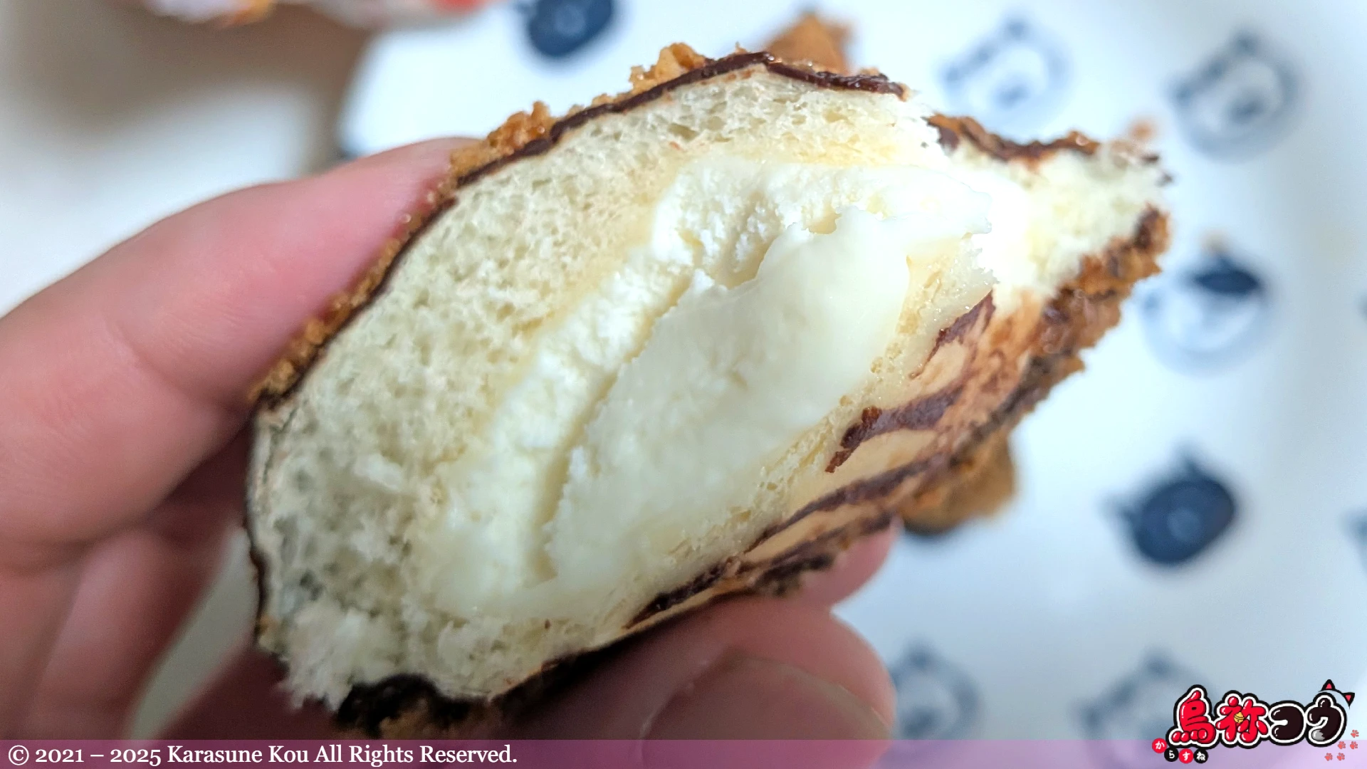 ブラックモンブラン生クリームパンを一口食べたところです