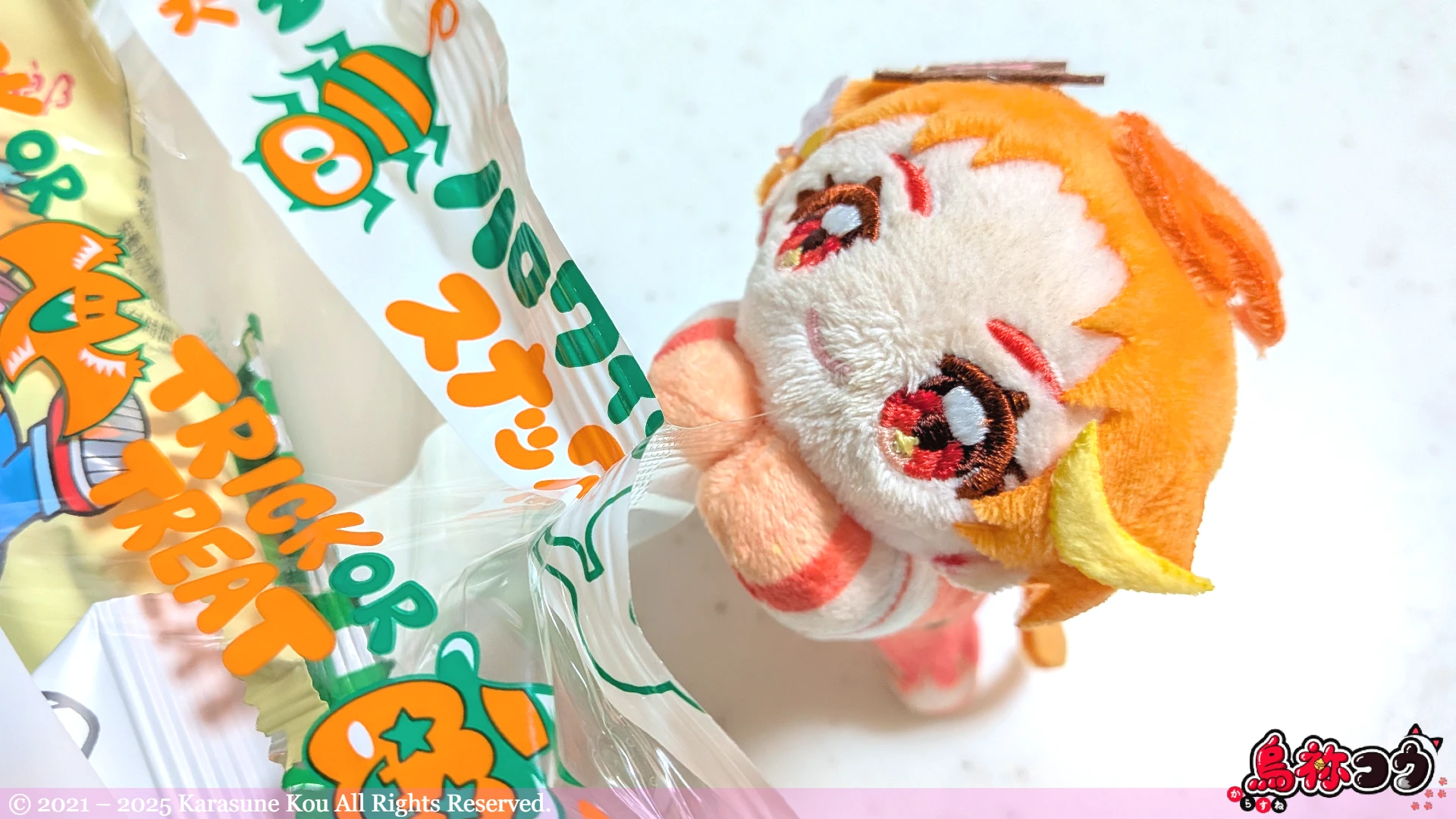 ハロウィンスナックを開封しているところです